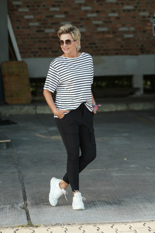 “CARGO”- Hose black (PI05) / Kurzarmshirt “TEE STRIPES” ecru/ black (10D47)