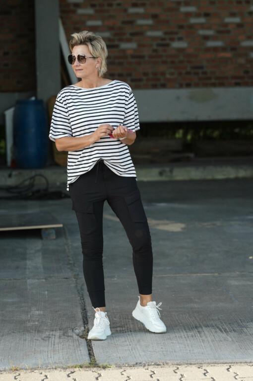 “CARGO”- Hose black (PI05) / Kurzarmshirt “TEE STRIPES” ecru/ black (10D47)