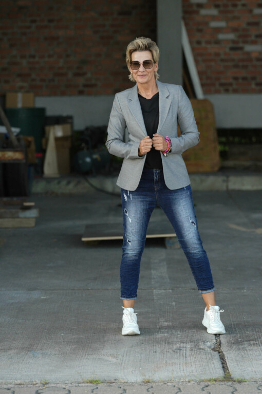 Blazer “LAURA” – winter melange (ER63) / Kurzarmshirt “SILKE” schwarz /  (BA01) / Jeans “DEBBIE” dark blue (H50)