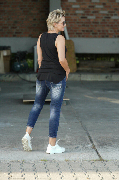 Top “AURELIA” black (CC34)/  Jeans “DEBBIE” dark blue (H50)