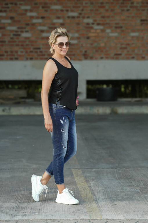 Tanktop “DUNJA” black (10D39) /  Jeans “DEBBIE” dark blue (H50)