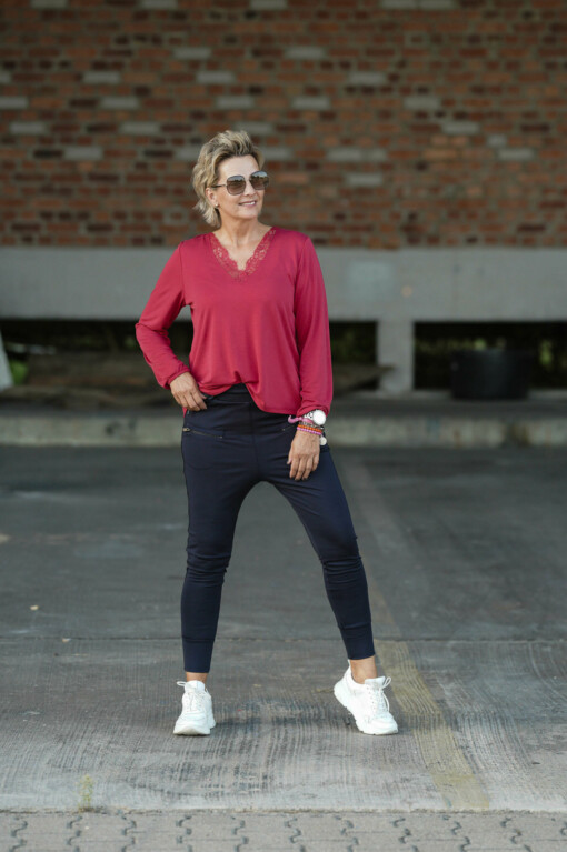 Modalshirt "LINDAU" red (DZ04) / Joggpants “SELENA” marine (ER04)