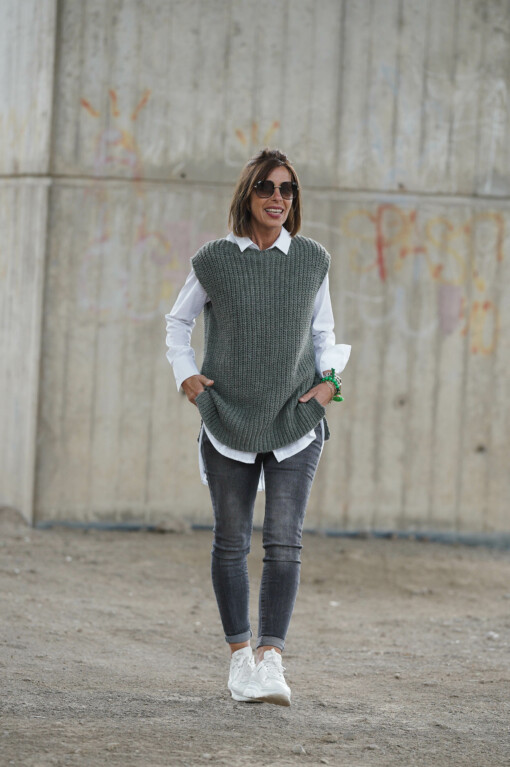 Pullunder "CHARLOTT / Hemdbluse “DORIS” weiß (HB17) / Jeans "LUISA" stonewashed black (H06)