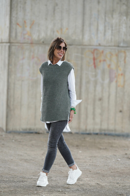 Pullunder "CHARLOTTE" khaki (GW04) / Hemdbluse “DORIS” weiß (HB17) / Jeans "LUISA" stonewashed black (H06)