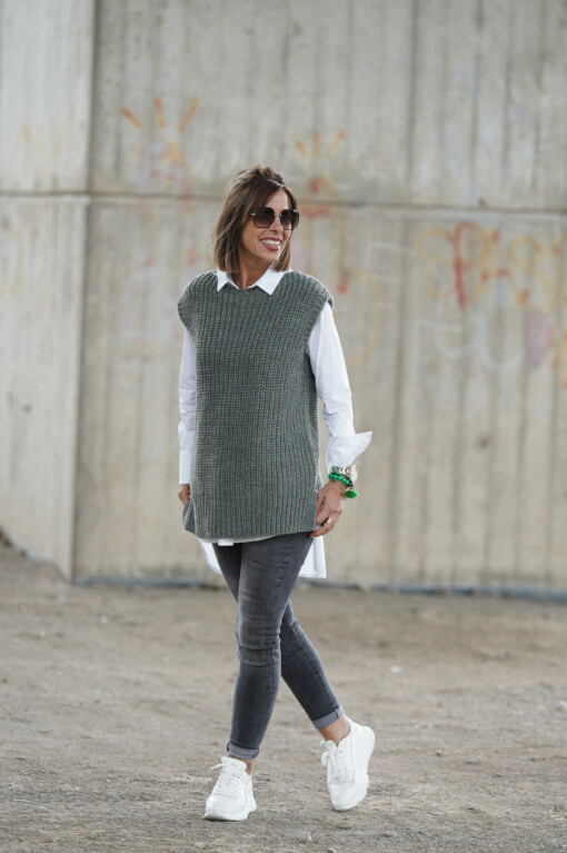 Pullunder "CHARLOTTE" khaki (GW04) / Hemdbluse “DORIS” weiß (HB17) / Jeans "LUISA" stonewashed black (H06)