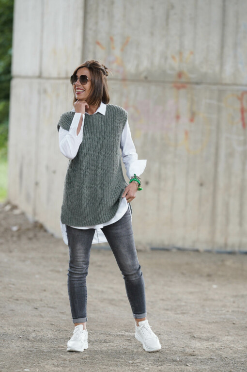 Pullunder "CHARLOTTE" khaki (GW04) / Hemdbluse “DORIS” weiß (HB17) / Jeans "LUISA" stonewashed black (H06)