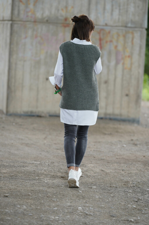 Pullunder "CHARLOTTE" khaki (GW04) / Hemdbluse “DORIS” weiß (HB17) / Jeans "LUISA" stonewashed black (H06)