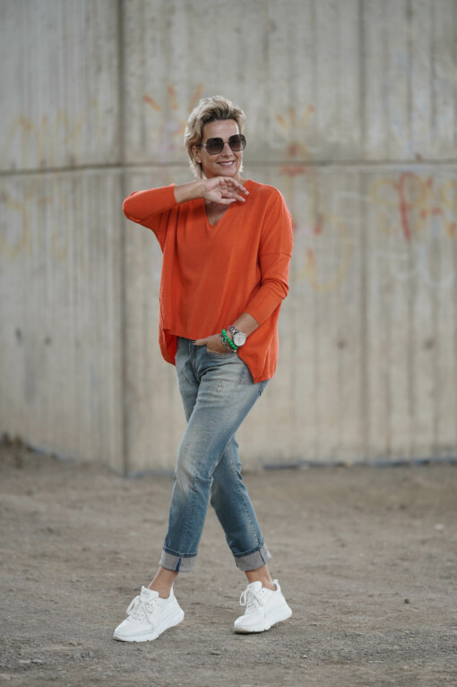 Feinstrick-Pulli “BEA” orange (GW200) / Jeans “LEONA” – loop blue (ER13)