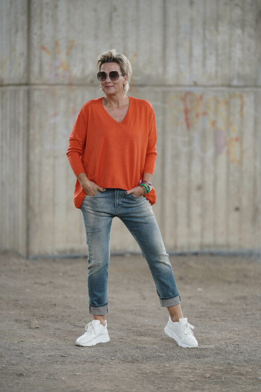 Feinstrick-Pulli “BEA” orange (GW200) / Jeans “LEONA” – loop blue (ER13)