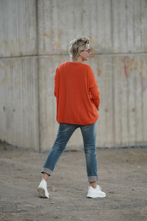 Feinstrick-Pulli “BEA” orange (GW200) / Jeans “LEONA” – loop blue (ER13)