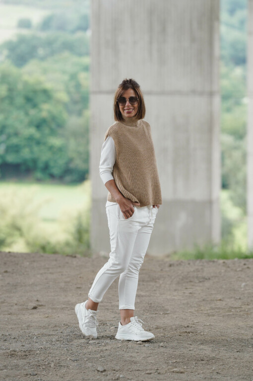 Pullunder "STEPHANIE" caramel (GW06) /  Joggerhose “PRISKA” weiß (FJ) / Basicshirt “KIMBERLY” wollweiß (BA84)