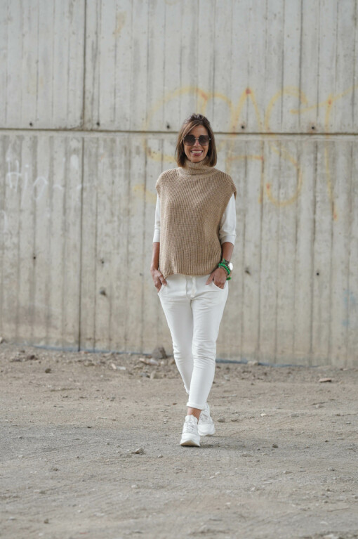 Pullunder "STEPHANIE" caramel (GW06) /  Joggerhose “PRISKA” weiß (FJ) / Basicshirt “KIMBERLY” wollweiß (BA84)