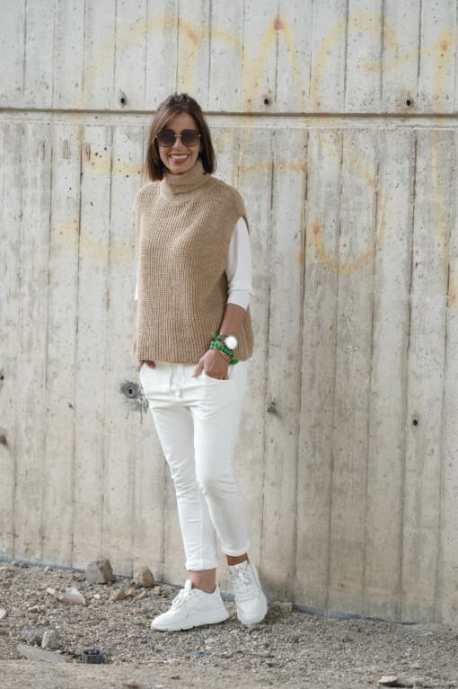 Pullunder "STEPHANIE" caramel (GW06) /  Joggerhose “PRISKA” weiß (FJ) / Basicshirt “KIMBERLY” wollweiß (BA84)