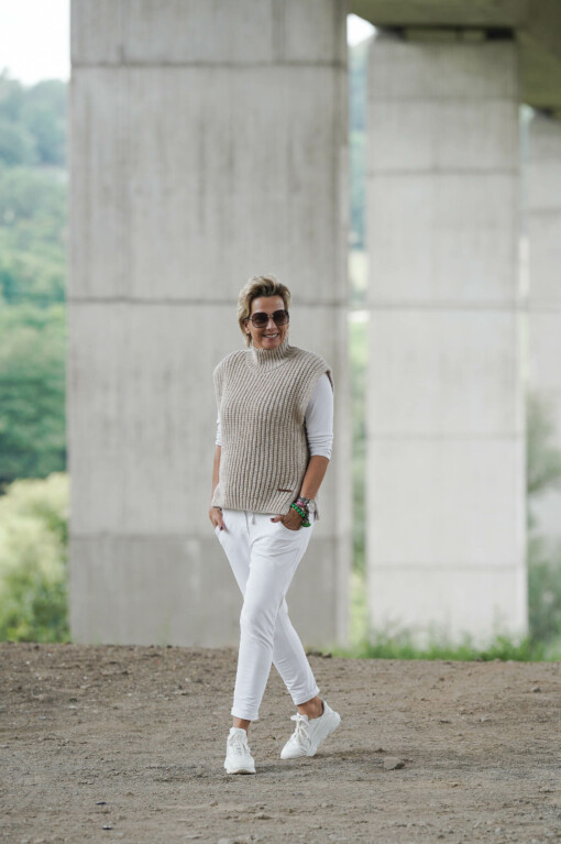 Joggerhose “PRISKA” weiß (FJ) /Joggerhose “PRISKA” weiß (FJ) / Pullunder "Fronty" beige solid (MSC04)