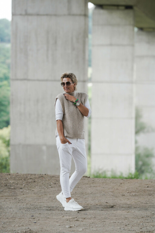 Joggerhose “PRISKA” weiß (FJ) / Pullunder "Fronty" beige solid (MSC04)
