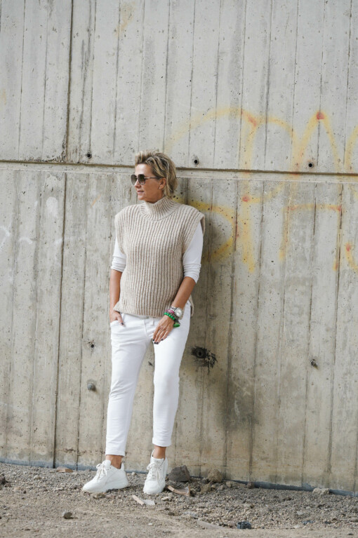 Joggerhose “PRISKA” weiß (FJ) / Pullunder "Fronty" beige solid (MSC04)