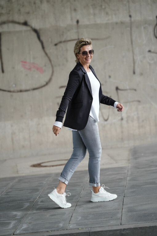 Relaxed Fit Jeans “LANI” – pale grey (ER21) / Blazer “LEYA” black (ER07) / Langarm-Shirt “LEONIE” weiß(BA85)