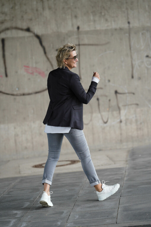 Relaxed Fit Jeans “LANI” – pale grey (ER21) / Blazer “LEYA” black (ER07) / Langarm-Shirt “LEONIE” weiß(BA85)