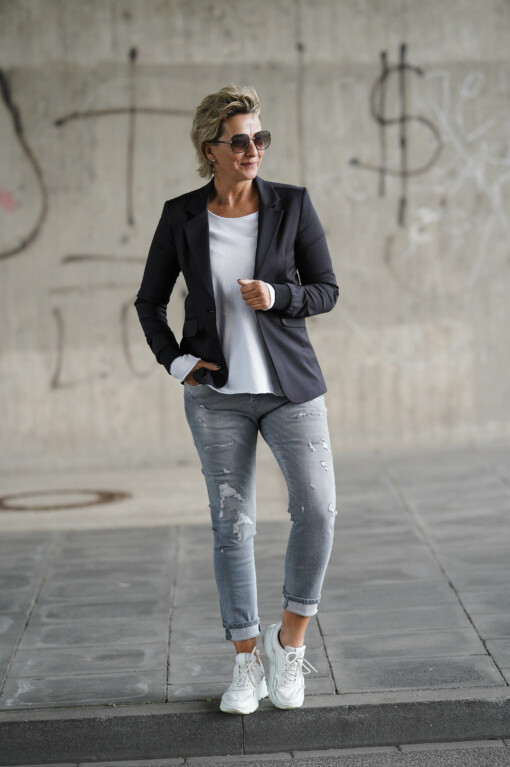 Relaxed Fit Jeans “LANI” – pale grey (ER21) / Blazer “LEYA” black (ER07) / Langarm-Shirt “LEONIE” weiß(BA85)
