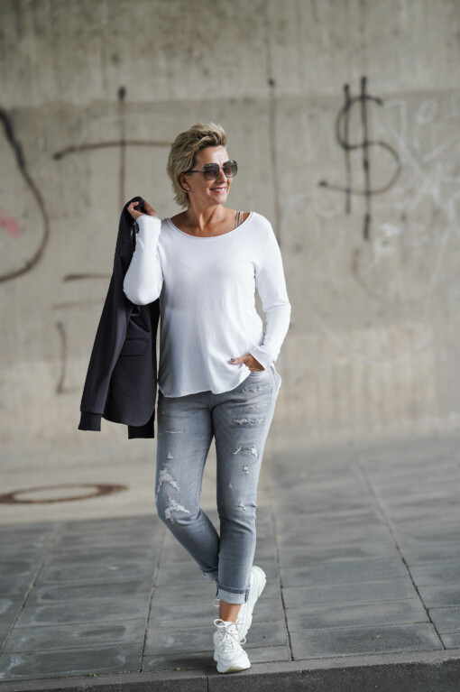 Relaxed Fit Jeans “LANI” – pale grey (ER21) / Blazer “LEYA” black (ER07) / Langarm-Shirt “LEONIE” weiß(BA85)