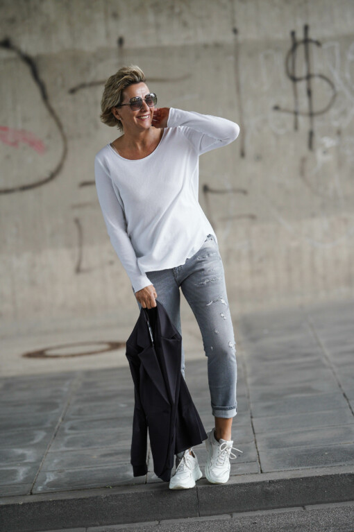 Relaxed Fit Jeans “LANI” – pale grey (ER21) / Blazer “LEYA” black (ER07) / Langarm-Shirt “LEONIE” weiß(BA85)