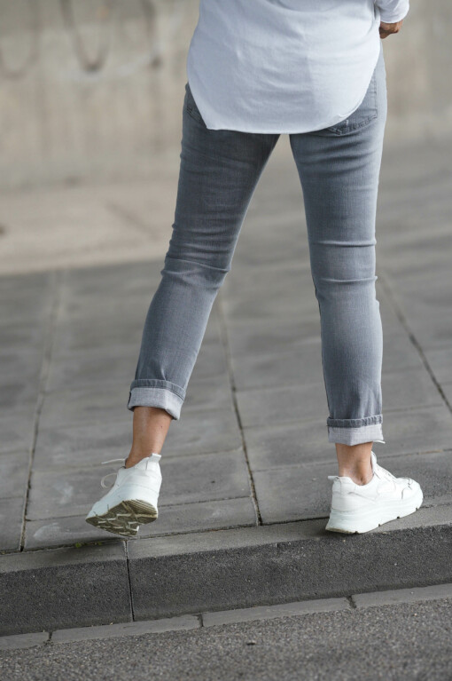 Relaxed Fit Jeans “LANI” – pale grey (ER21) / Blazer “LEYA” black (ER07) / Langarm-Shirt “LEONIE” weiß(BA85)
