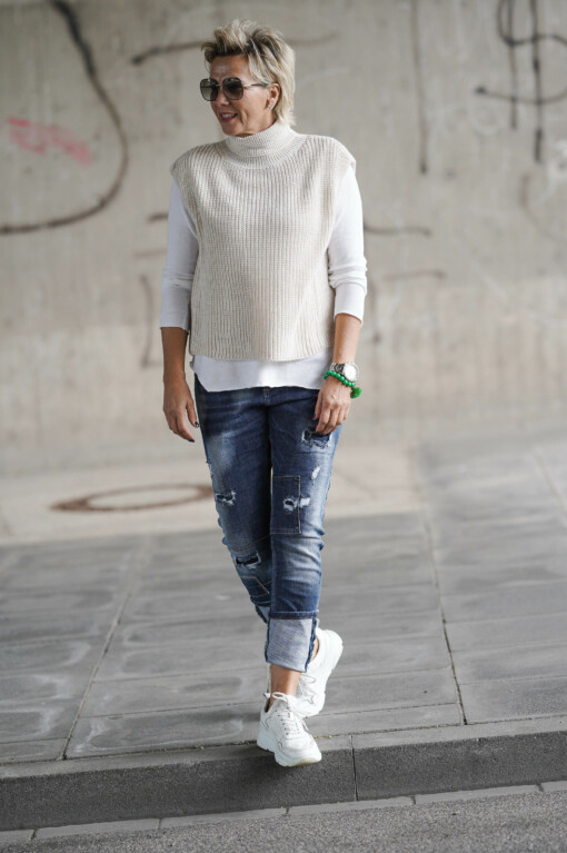 Jeans “SABINA” (H17) / Pullunder “STEPHANIE” beige (GW06) / Langarm-Shirt “LEONIE” (BA85)