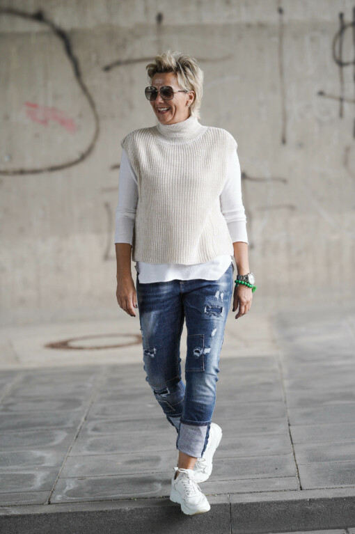 Jeans “SABINA” (H17) / Pullunder “STEPHANIE” beige (GW06) / Langarm-Shirt “LEONIE” (BA85)