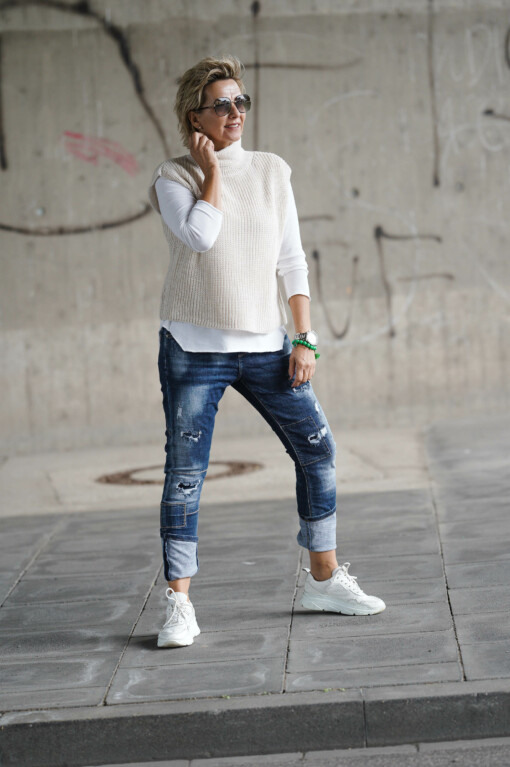 Jeans “SABINA” (H17) / Pullunder “STEPHANIE” beige (GW06) / Langarm-Shirt “LEONIE” (BA85)