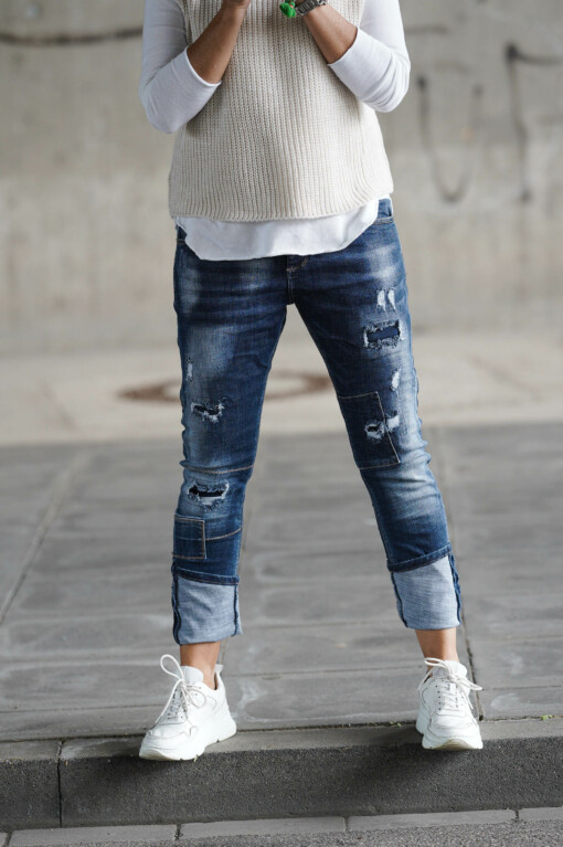 Jeans “SABINA” (H17) / Pullunder “STEPHANIE” beige (GW06) / Langarm-Shirt “LEONIE” (BA85)