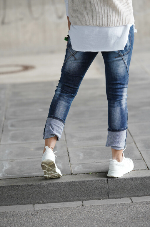 Jeans “SABINA” (H17) / Pullunder “STEPHANIE” beige (GW06) / Langarm-Shirt “LEONIE” (BA85)