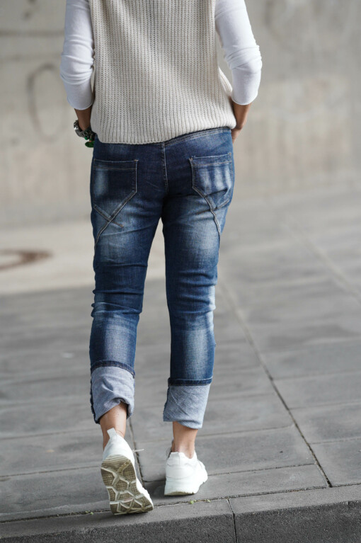 Jeans “SABINA” (H17) / Pullunder “STEPHANIE” beige (GW06) / Langarm-Shirt “LEONIE” (BA85)