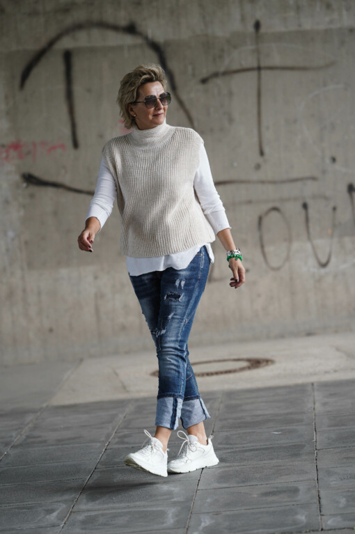 Jeans “SABINA” (H17) / Pullunder “STEPHANIE” beige (GW06) / Langarm-Shirt “LEONIE” (BA85)