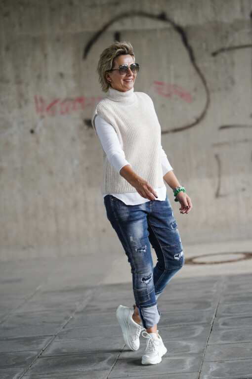 Jeans “SABINA” (H17) / Pullunder “STEPHANIE” beige (GW06) / Langarm-Shirt “LEONIE” (BA85)