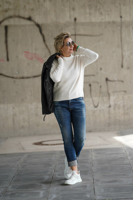 Relaxed Fit Jeans “LANI” – queen blue (ER28) / Strickpulli “ANGELINA” creme (GW26) / Lederjacke “RIHANNA” (GW02)