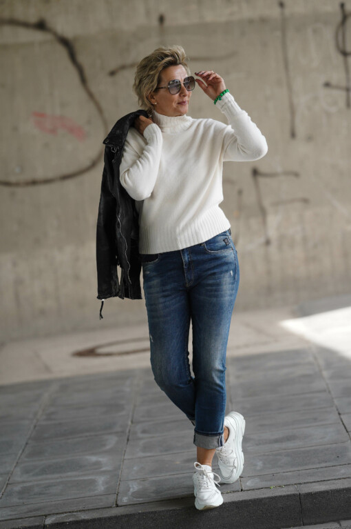 Relaxed Fit Jeans “LANI” – queen blue (ER28) / Strickpulli “ANGELINA” creme (GW26) / Lederjacke “RIHANNA” (GW02)