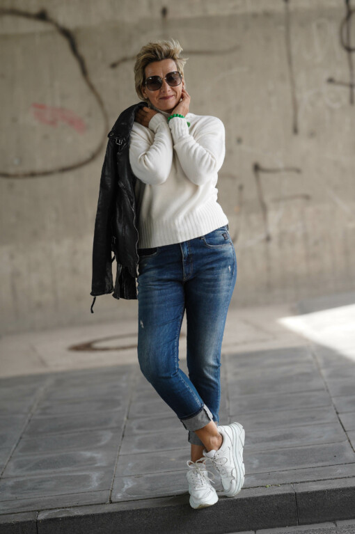 Relaxed Fit Jeans “LANI” – queen blue (ER28) / Strickpulli “ANGELINA” creme (GW26) / Lederjacke “RIHANNA” (GW02)