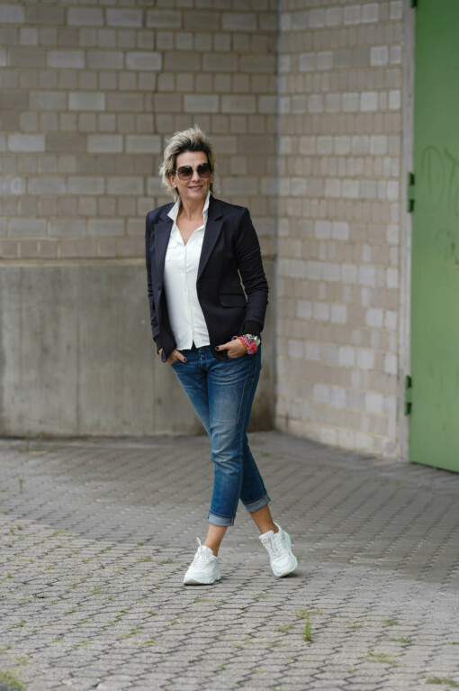 Bluse " TWILIGHT" wool white solid (MSC00) /  Jeans "SHYRA" blue jay (HL03)/ Blazer "LEYA" black (ER07)