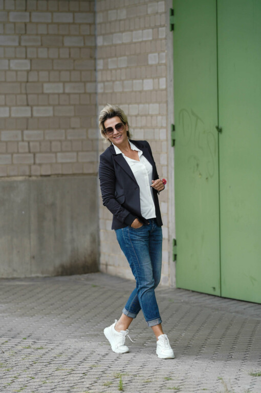 Bluse " TWILIGHT" wool white solid (MSC00) /  Jeans "SHYRA" blue jay (HL03)/ Blazer "LEYA" black (ER07)