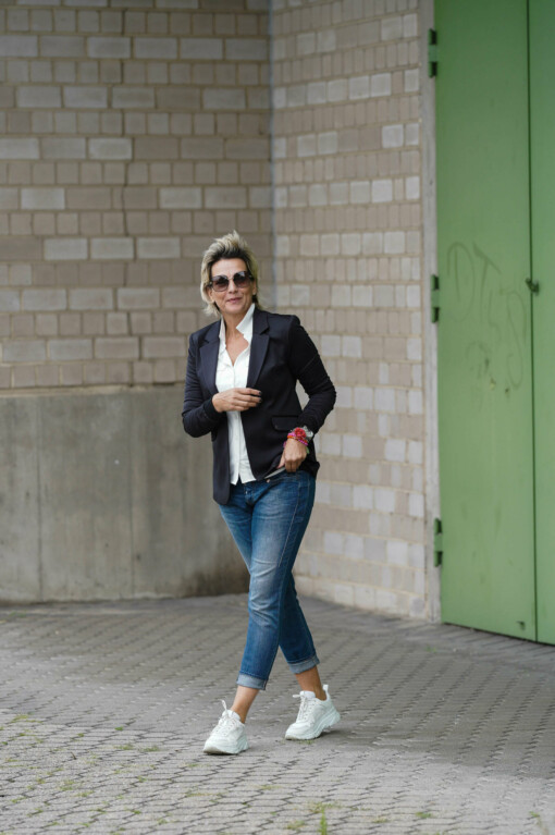 Bluse " TWILIGHT" wool white solid (MSC00) /  Jeans "SHYRA" blue jay (HL03)/ Blazer "LEYA" black (ER07)