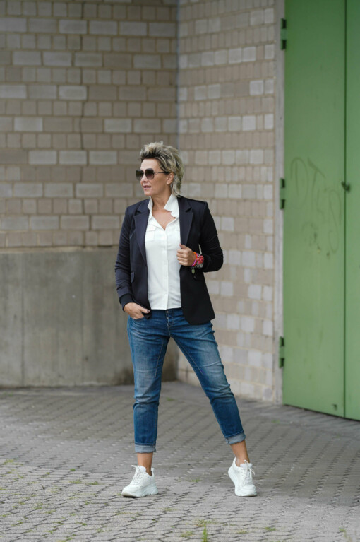 Bluse " TWILIGHT" wool white solid (MSC00) /  Jeans "SHYRA" blue jay (HL03)/ Blazer "LEYA" black (ER07)