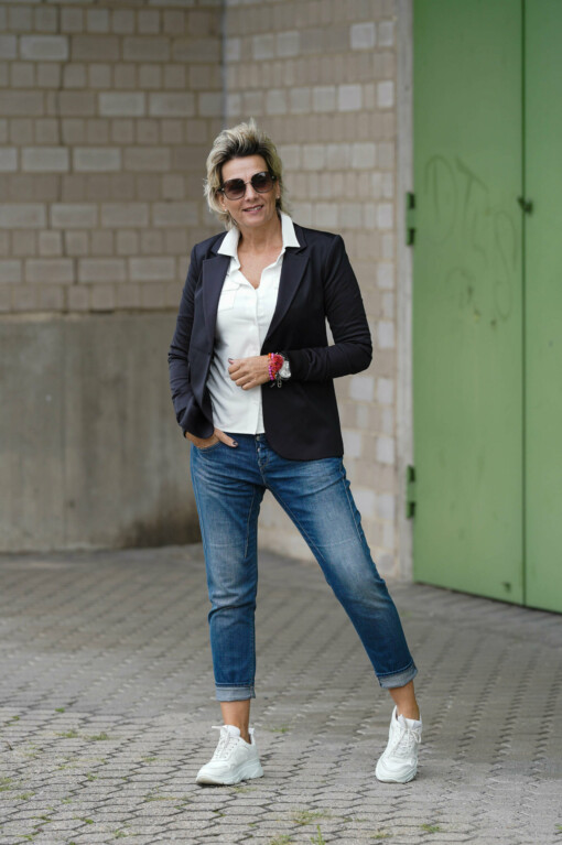 Bluse " TWILIGHT" wool white solid (MSC00) /  Jeans "SHYRA" blue jay (HL03)/ Blazer "LEYA" black (ER07)