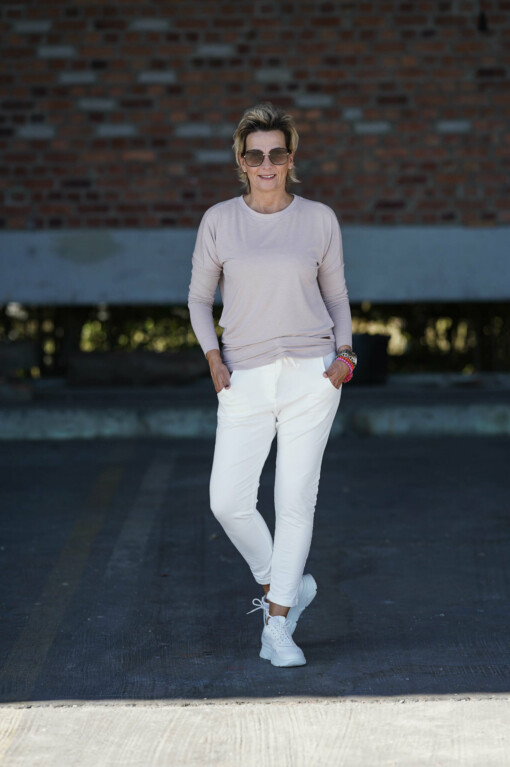 Joggerhose “PRISKA” cremeweiss (FJ) / Shirt “LIANNE” flax solid(MSC00)