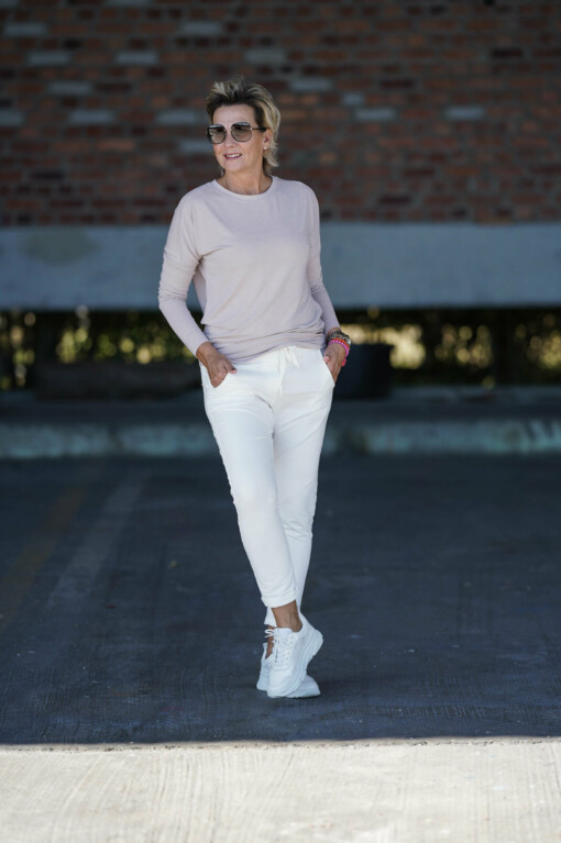 Joggerhose “PRISKA” cremeweiss (FJ) / Shirt “LIANNE” flax solid(MSC00)