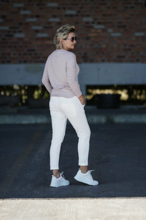 Joggerhose “PRISKA” cremeweiss (FJ) / Shirt “LIANNE” flax solid(MSC00)