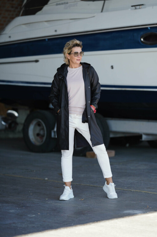 Joggerhose “PRISKA” cremeweiss (FJ) / Shirt “LIANNE” flax solid(MSC00) / Regenmantel "LONDON" black (SS02)