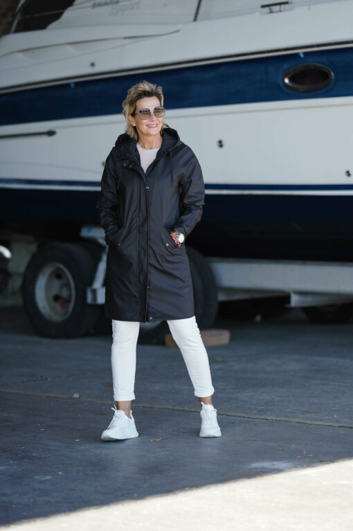 Joggerhose “PRISKA” cremeweiss (FJ) / Shirt “LIANNE” flax solid(MSC00) / Regenmantel "LONDON" black (SS02)