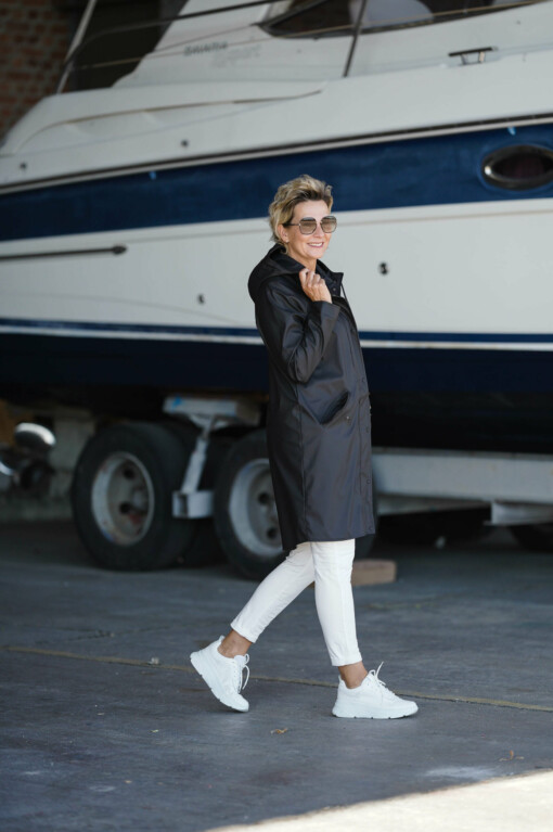 Joggerhose “PRISKA” cremeweiss (FJ) / Shirt “LIANNE” flax solid(MSC00) / Regenmantel "LONDON" black (SS02)