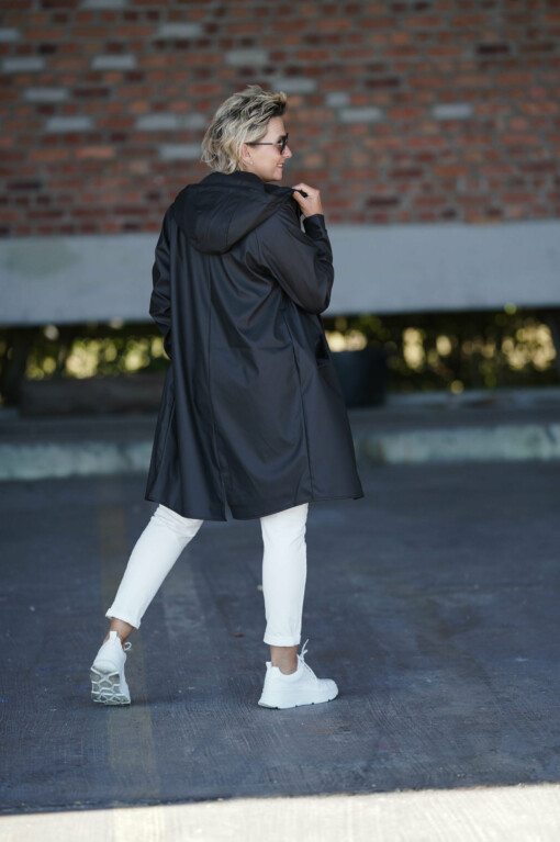 Joggerhose “PRISKA” cremeweiss (FJ) / Shirt “LIANNE” flax solid(MSC00) / Regenmantel "LONDON" black (SS02)