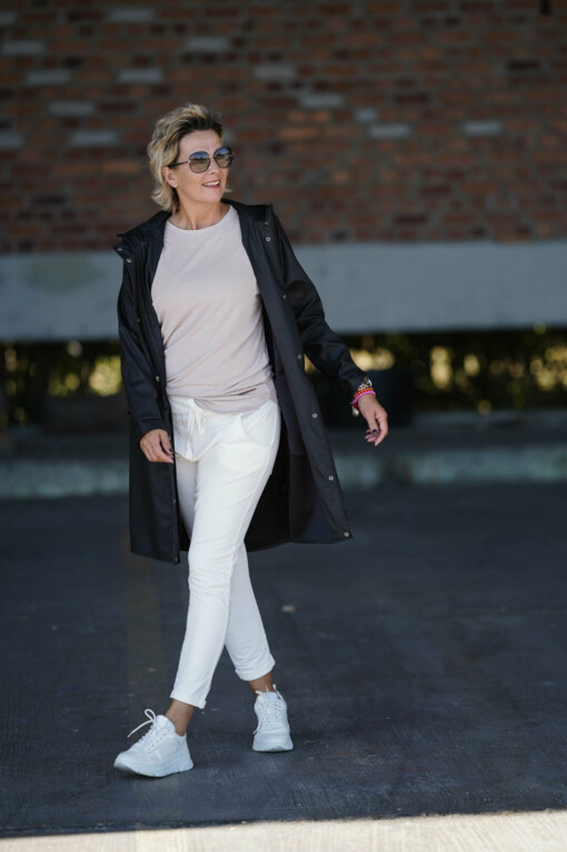 Joggerhose “PRISKA” cremeweiss (FJ) / Shirt “LIANNE” flax solid(MSC00) / Regenmantel "LONDON" black (SS02)